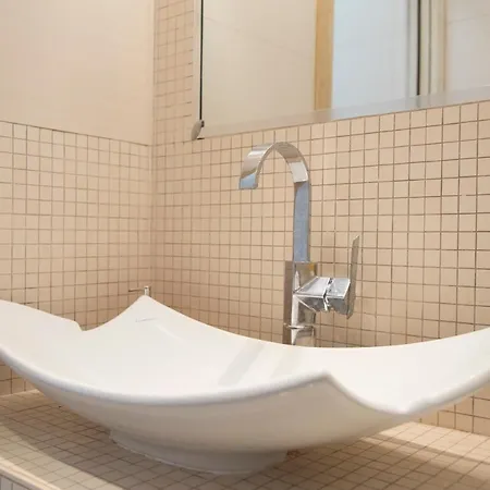 דירה Gorgeous And Peaceful Near Metro Stop מילאנו