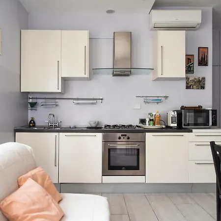 Gorgeous And Peaceful Near Metro Stop דירה *