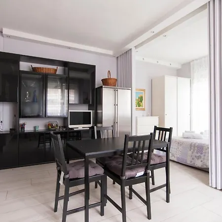 Gorgeous And Peaceful Near Metro Stop מילאנו