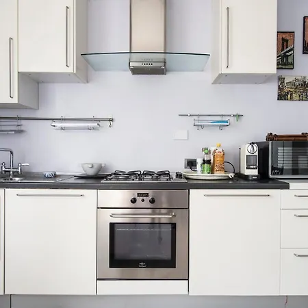 Gorgeous And Peaceful Near Metro Stop דירה